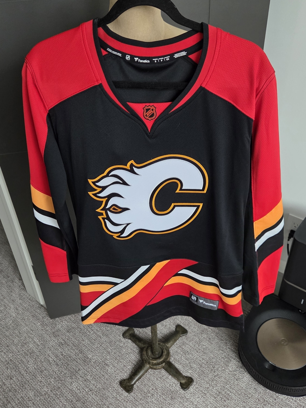 Fanatics Calgary Flames Womens Alternate Jersey - Small